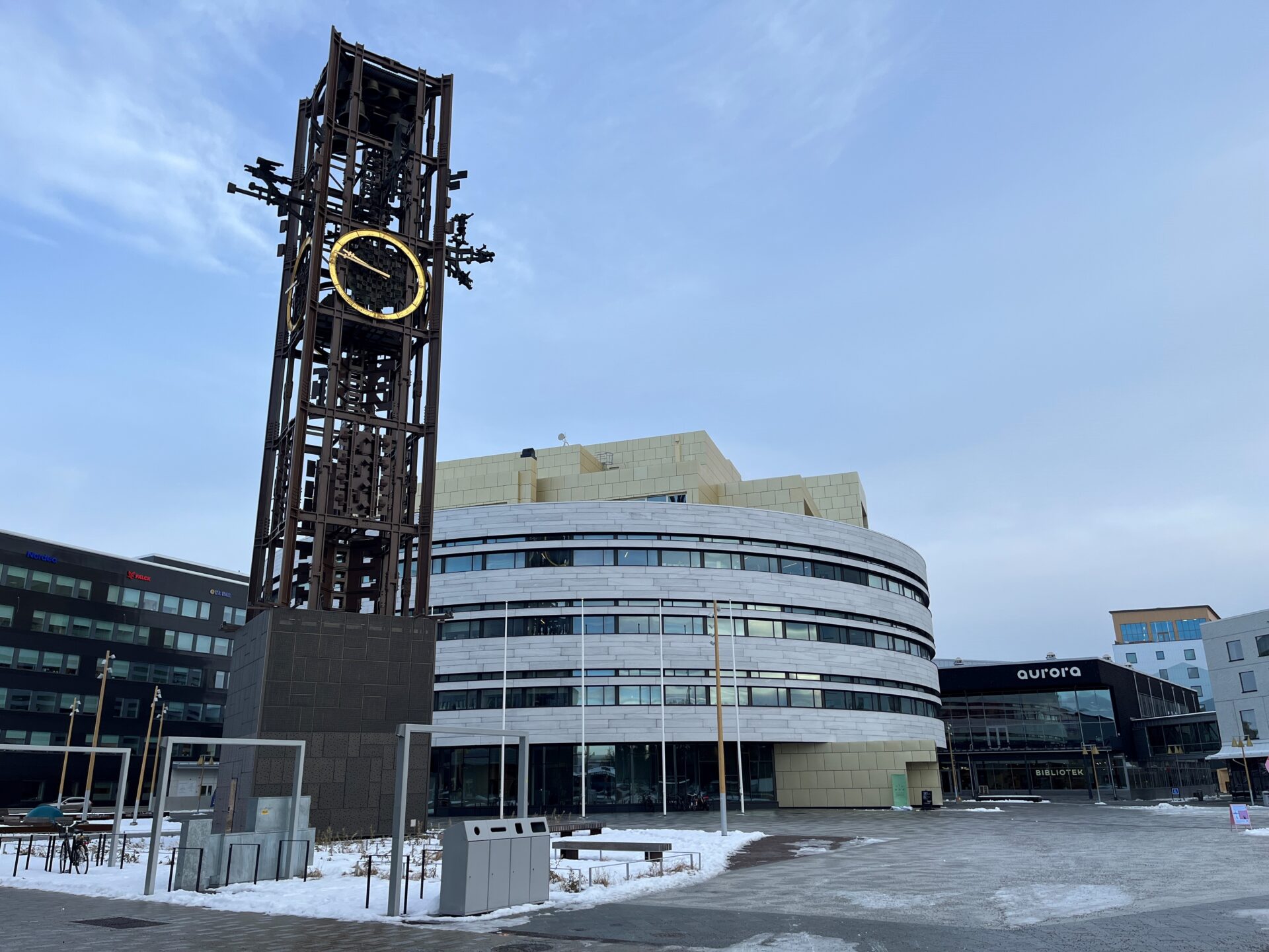 Stadshuset Kristallen med klocktornet i förgrunden